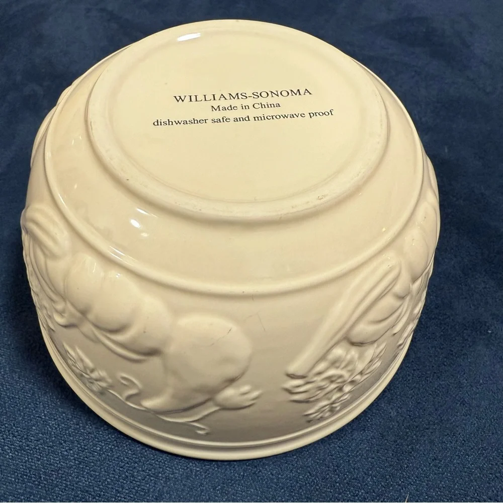 Williams Sonoma Mixing/Serving Bowl Heavy 7” off white pumpkins embossed